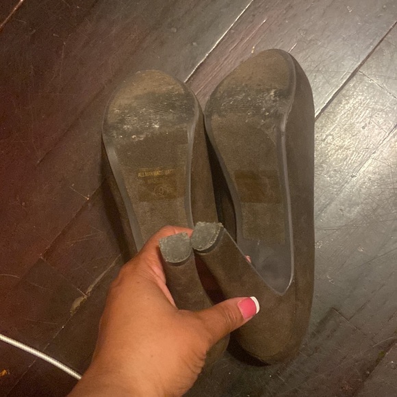 MyDeliciousShoes.com. Simmer-H Cocoa Lami suede heels - Picture 8 of 10